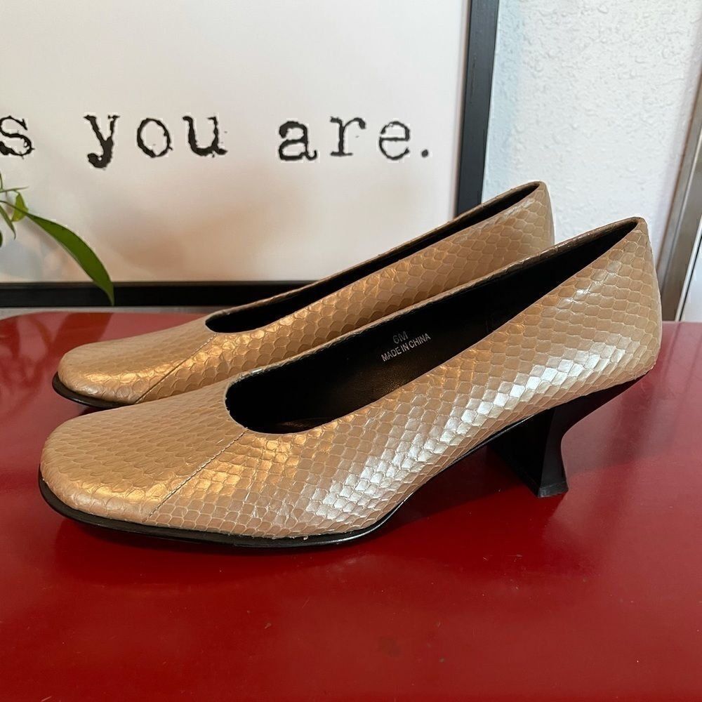 Moda Spana Faux Snake Skin Pumps Size 6M EUC